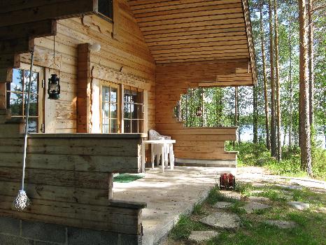 Kuistilla on p&ouml;yt&auml; ja kuusi tuolia valmiina