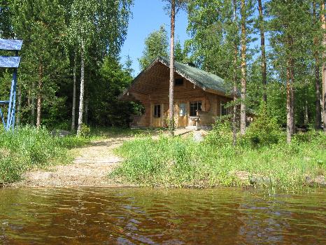 Aurinkopaneelit aivan vesirajassa m&ouml;kill&auml;