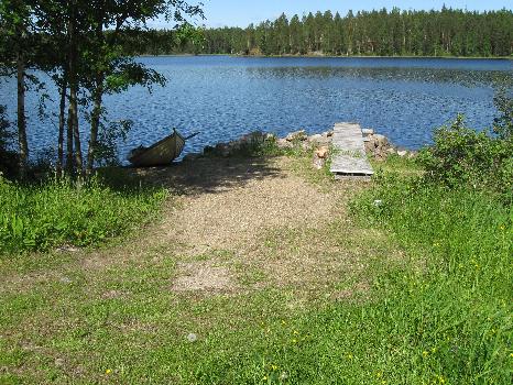 Rannassa vene odottaa soutajaa